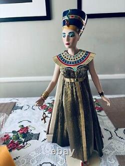 1987 Franklin Mint Egyptian Queen Nefertiti Hand Painted Porcelain Statue 23