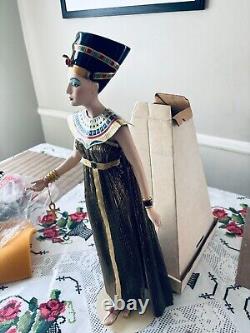 1987 Franklin Mint Egyptian Queen Nefertiti Hand Painted Porcelain Statue 23