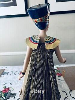1987 Franklin Mint Egyptian Queen Nefertiti Hand Painted Porcelain Statue 23