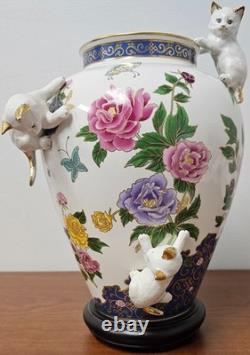 1989 Franklin Mint The Vase of the Imperial Cats by Toshiharu Kitagawa WithStand
