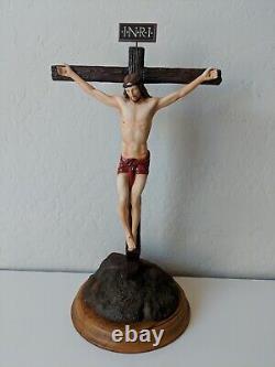 Exquisite Large Franklin Mint THE CRUCIFIXION Jesus Porcelain Figurine Wood Base