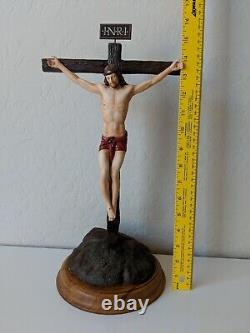 Exquisite Large Franklin Mint THE CRUCIFIXION Jesus Porcelain Figurine Wood Base