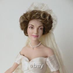 FRANKLIN MINT HEIRLOOM JACQUELINE JACKIE KENNEDY Porcelain Doll Wedding Dress