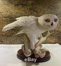 FRANKLIN MINT THE SNOWY OWL BY GEORGE MCMONIGLE PORCELAIN SCULPTURE withwood base
