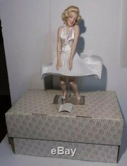 Franklin Heirloom Marilyn Monroe 7 Year Itch Porcelain Doll With Stand Box