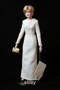 Franklin Mint- Diana Queen of Fashion Porcelain Portrait Doll NIB Princess Saudi