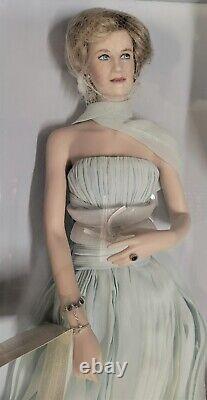 Franklin Mint Heirloom 16 Porcelain Princess Diana of Wales Blue Dress