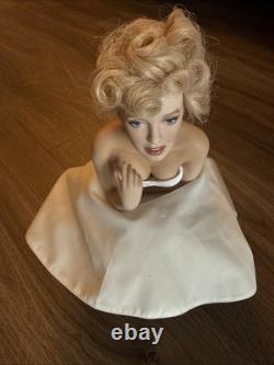 Franklin Mint Marilyn Monroe Porcelain Portrait Love Marilyn 11 Inch Doll And St