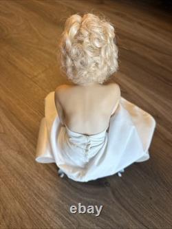Franklin Mint Marilyn Monroe Porcelain Portrait Love Marilyn 11 Inch Doll And St
