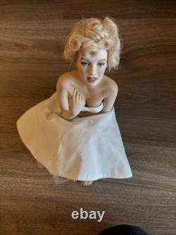 Franklin Mint Marilyn Monroe Porcelain Portrait Love Marilyn 11 Inch Doll And St