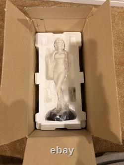 Franklin Mint Marilyn Monroe Reflection 11 White Bisque Porcelain Statue NRFB