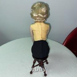 Franklin Mint Marilyn Monroe porcelain portrait doll Sitting stool Rare