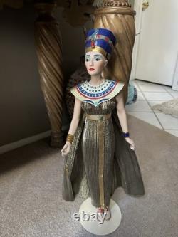Franklin Mint Nefertiti Egyptian Queen Porcelain Figure Statue Doll with Ankh RARE