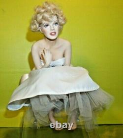 Franklin Mint Porcelain Marilyn Monroe Portrait Doll White Satin Bench Excellent