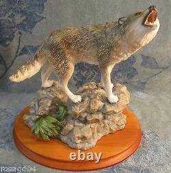 Franklin Mint Porcelain Sculpture 11½ Large Gray Wolf Figurine On Wood Base A3