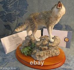 Franklin Mint Porcelain Sculpture 11½ Large Gray Wolf Figurine On Wood Base A3