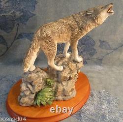 Franklin Mint Porcelain Sculpture 11½ Large Gray Wolf Figurine On Wood Base A3