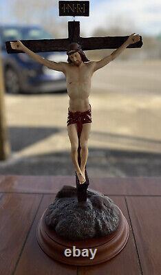 Franklin Mint THE CRUCIFIXION Jesus INRI Porcelain Figurine with Base VINTAGE