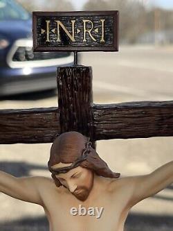 Franklin Mint THE CRUCIFIXION Jesus INRI Porcelain Figurine with Base VINTAGE