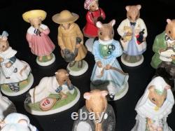Franklin Mint The Woodmouse Family 26 Porcelain Figures withWood Shelf 1985 Mice