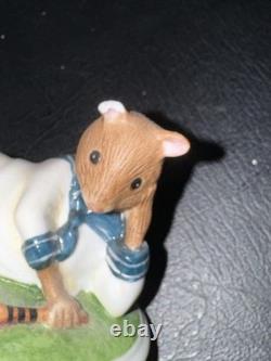 Franklin Mint The Woodmouse Family 26 Porcelain Figures withWood Shelf 1985 Mice