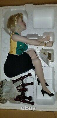 Franklin Mint Unforgettable Marilyn Monroe porcelain Doll Sitting on Stool 2003