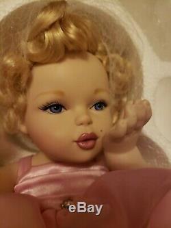 Franklyn Mint Marilyn Monroe Porcelain Portrait Baby Doll w Ring Tag Seated