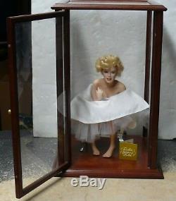 MARILYN MONROE, PORCELAIN PORTRAIT DOLL LOVE MARILYN WithPLEXI DISPLAY CASE