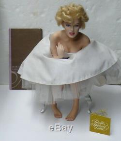 MARILYN MONROE, PORCELAIN PORTRAIT DOLL LOVE MARILYN WithPLEXI DISPLAY CASE