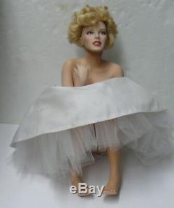 MARILYN MONROE, PORCELAIN PORTRAIT DOLL LOVE MARILYN WithPLEXI DISPLAY CASE