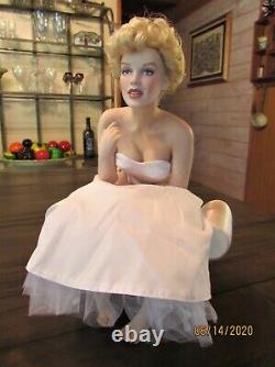 Marilyn Monroe Franklin Mint Porcelain Portrait Doll with Satin Bench EUC