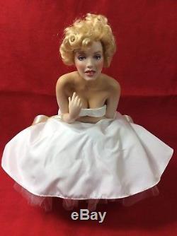 Marilyn Monroe Seated Porcelain Portrait Doll Bench Franklin Mint 2001