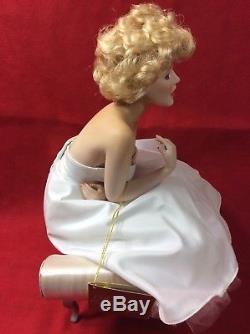 Marilyn Monroe Seated Porcelain Portrait Doll Bench Franklin Mint 2001