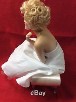 Marilyn Monroe Seated Porcelain Portrait Doll Bench Franklin Mint 2001