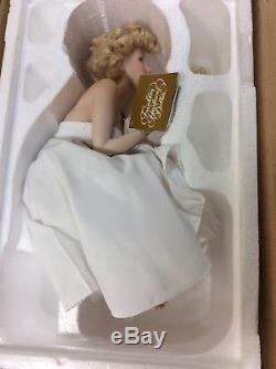 Marilyn Monroe Seated Porcelain Portrait Doll Bench Franklin Mint 2001