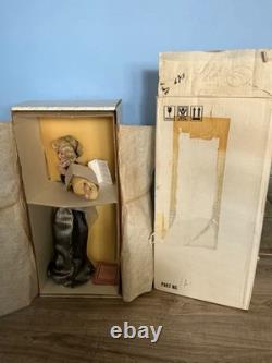 NIB Franklin Mint Glittering Glamorous Golden Marilyn Monroe Doll stand/shipper