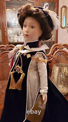 Queen Elizabeth II Porcelain Doll Franklin Mint INCLUDES Certificate/Letter