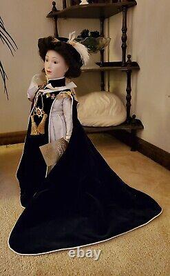 Queen Elizabeth II Porcelain Doll Franklin Mint INCLUDES Certificate/Letter