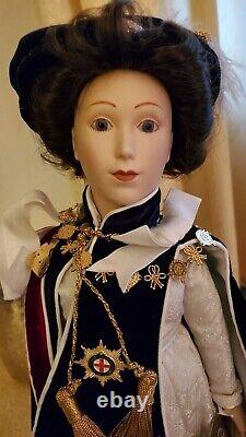 Queen Elizabeth II Porcelain Doll Franklin Mint INCLUDES Certificate/Letter