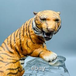 The Siberian Tiger Figurine with Lead Crystal Base 1995 Franklin Mint Great Cond