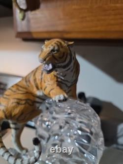 The Siberian Tiger Figurine with Lead Crystal Base 1995 Franklin Mint Great Cond