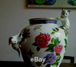VERY RARE Franklin Mint THE VASE OF THE IMPERIAL Cats. Porcelain Vase 1989