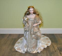 Very Rare Franklin Mint Guinevere Queen Of Camelot Porcelain Doll 18 with Accssry